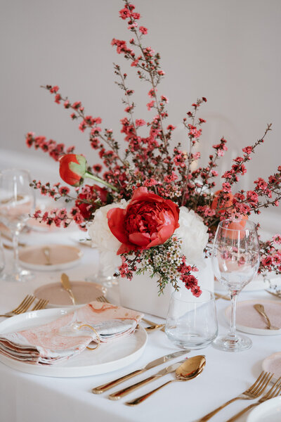 Personal branding photo for l'atelier de l'horloge, showcasing a floral centerpiece