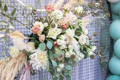 Floral arrangements in manakin heads