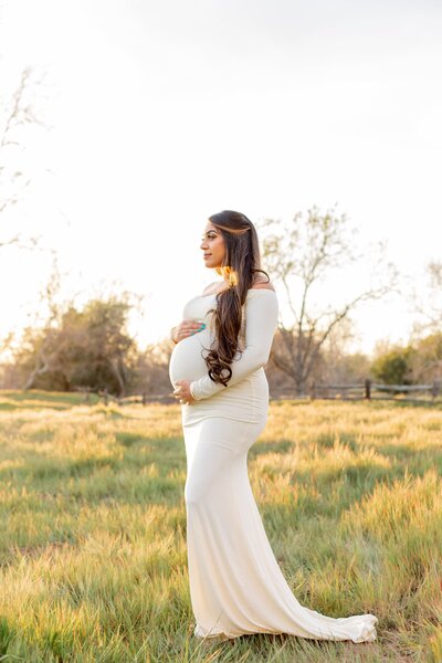 Maternity photo in an open field in Pleasanton california 