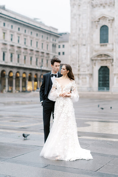 bride and groom in front of the duomo in milan italy
