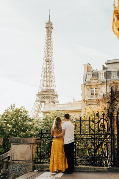 couple embracing in Paris