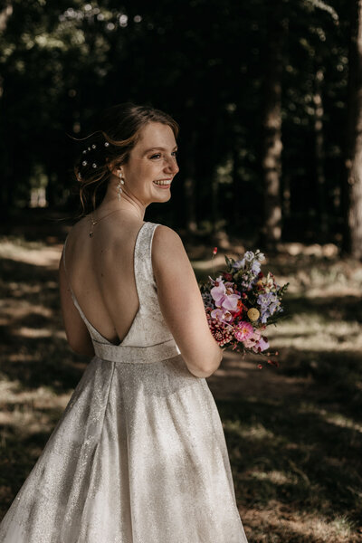 Warme, natuurlijke en ongedwongen foto van Florine op haar bruiloft in Overijssel