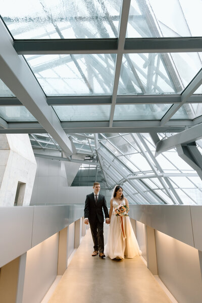 Couple walking at Akron Art Museum.