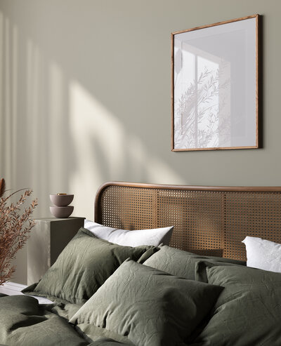 Slaapkamer met schaduwwerking en groen bedengoed  Interieurstudio Vooges Interieurontwerp en Interieuradvies Haarlem 