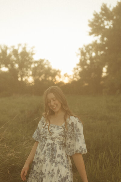 senior photos at sunset in iowa