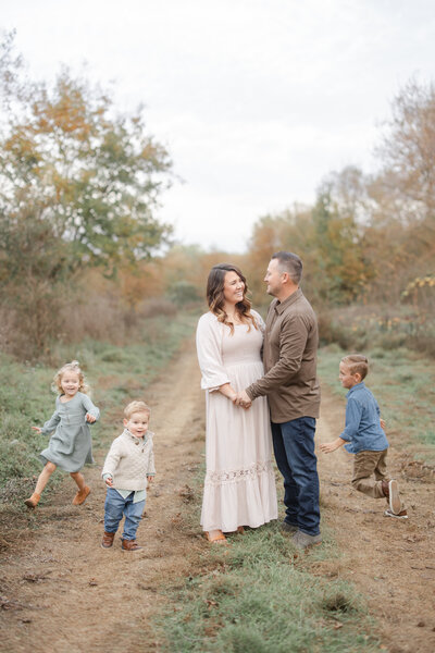 walnut grove family session kids running around parents