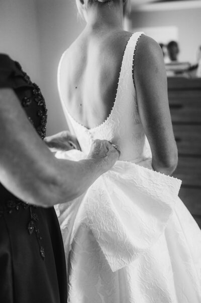 bride getting ready for her tyde beach wedding in connnecticut