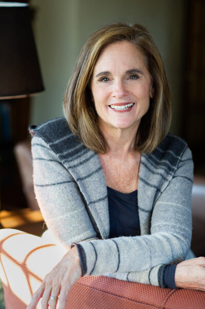 Headshot of Jen Dale of Honest Heart Journeys