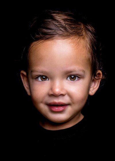Kind portret met zwarte achtergrond puur portret