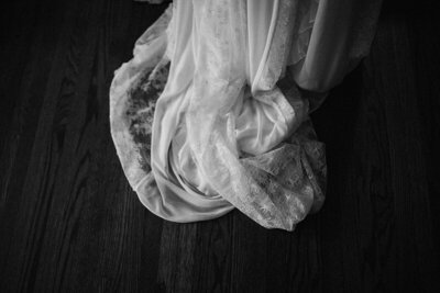Traine d'une robe de mariée en dentelle. Image en noir et blanc