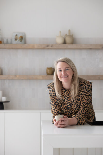 minimalistische witte strakke keuken met interieurontwerper Eline persoonlijk in beeld