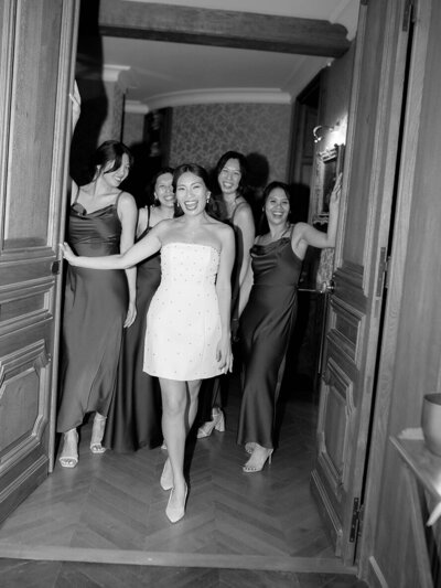 happy-bride-with-bridesmaids-by-rachel-pietri-paris-wedding-photographer