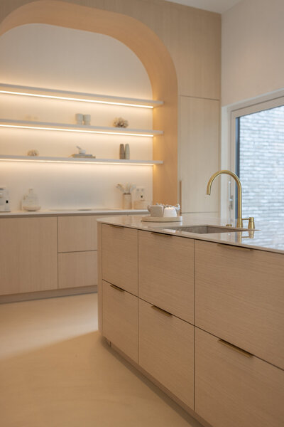 Een op maat gemaakt interieur dat de slaapkamer transformeert tot een rustige en stijlvolle ruimte. Gemaakt met hoogwaardige materialen en een verfijnde afwerking.