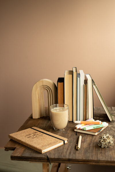 Zakelijke sparringpartner. Tafel met notitieboeken en boeken op de achtergrond.