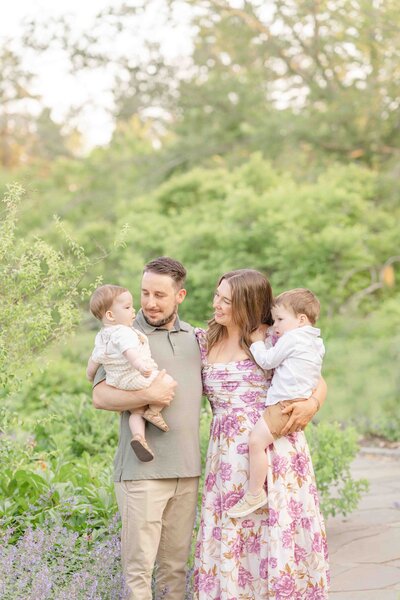 parents playing with kids during Chantilly, Virginia spring mini session