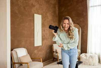 Juliette Laurant van Juliette Fotografie lachen met camera