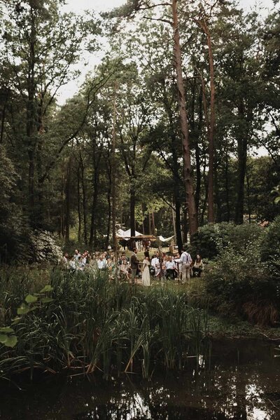 in het huis van okkenbroek trouwen in het bos vijver - for love we live trouwfotografie