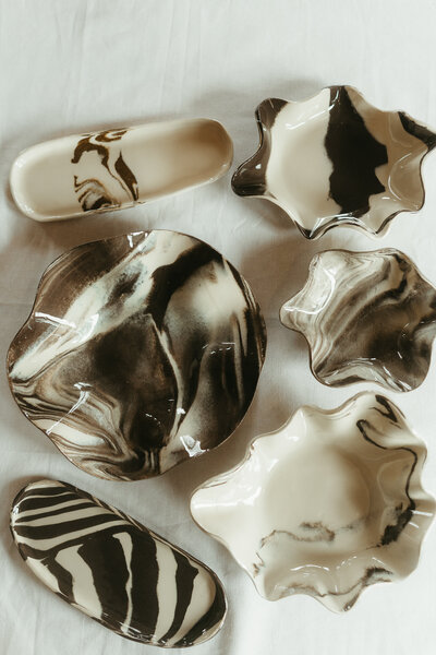 Kuvassa näkyy maanläheisiä tarjoiluastioita ja sokerimunkkeja