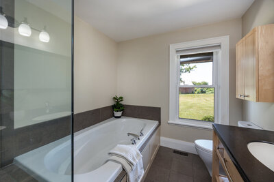 13762 Loyalist Parkway ensuite (3)