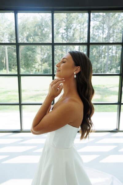 Radiant bridal style created by a Houston makeup artist, ensuring every bride-to-be shines at a Houston wedding.