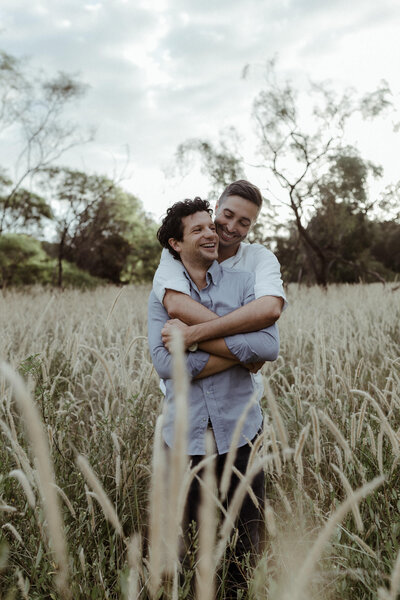 lgbtq-couple-anniversary-session-in-the-countryside-11
