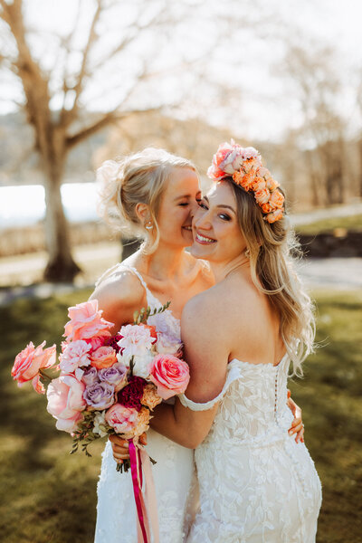 en gravid mamma  med blommor i sitt hår  står i trosor på ett fält och ser glad och avslappnad ut när hon känner  på sitt långa hår