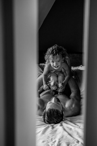 Papa & zoon stoeiend bij een lifestyle fotoshoot