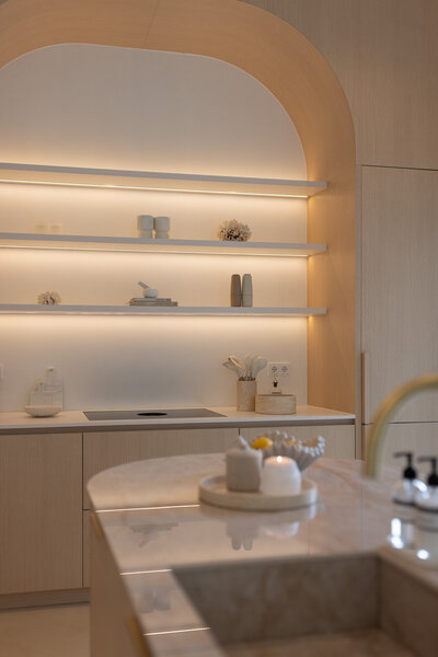 Stijlvolle wandplanken met geïntegreerde verlichting, ontworpen voor een elegante en functionele opbergruimte. Ideaal voor een luxe interieur in mediterrane stijl.