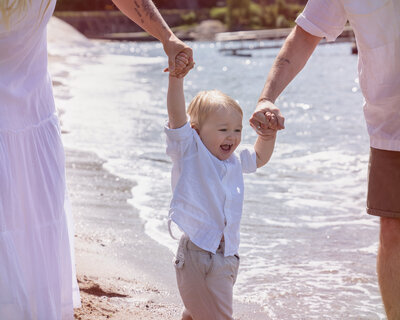 Familiefotografering utendørs med foreldre og barn