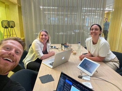 Romy Hermans en het team aan het werk tijdens een strategische sessie voor het ontwikkelen van innovatieve leeroplossingen.