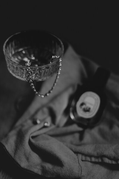 Hjärtformade solglasögon satte prägeln på Emma och Lukas bröllop som ville ha en rejäl fest när dem firade kärleken med nära och kära