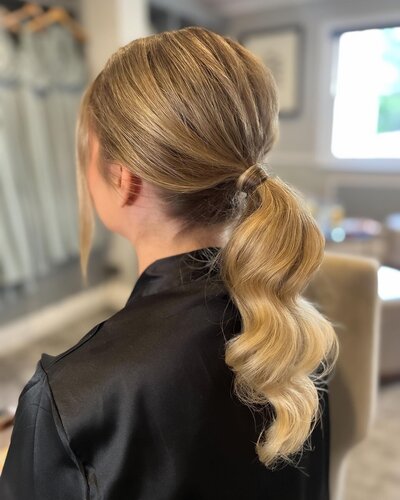 Bridesmaids low ponytail… perfect for a hot day, hair off your back but still looking modern with gorge waves..__#sussexhairandmakeup #bridalhairstylist #bridalmakeupartist #sussexmua #kentmua