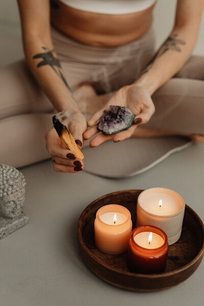 kaboompics_young-adult-woman-candles-palo-santo-crystal-28719