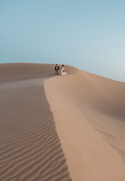 couple eloping in the sand dunes in CA - Colby and Valerie Photography