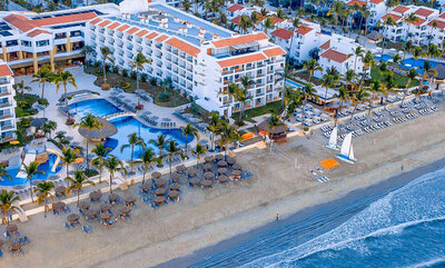 Luxurious ocean resort with big swimming pool