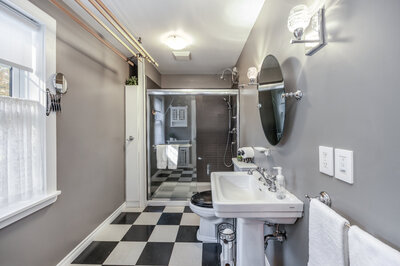 201 Richardson main bath (1)