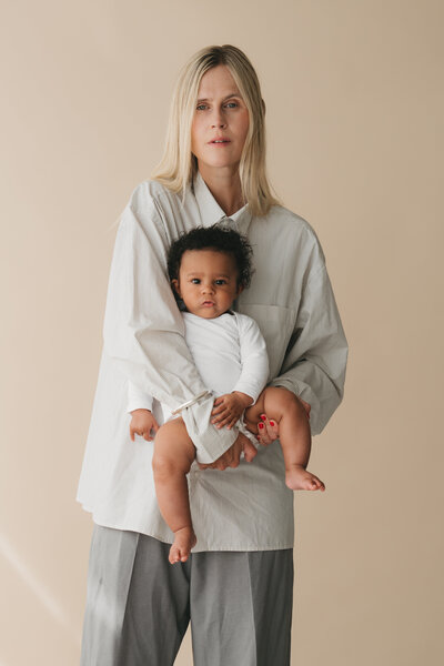 familyshoot met moeder vader en kind zittend op de grond