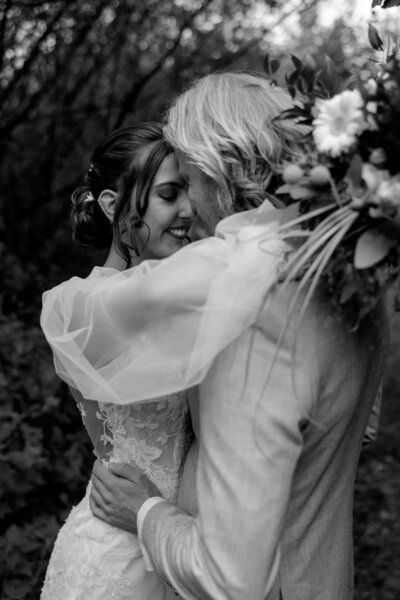 Stralend bruidspaar geniet van hun trouwdag tijdens een stijlvolle trouwshoot. Hoogwaardige trouwfotografie door een professionele bruidsfotograaf, perfect voor tijdloze bruidsfoto's.