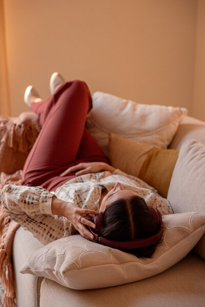 Professionele branding fotograaf maakt foto’s voor vrouwelijke ondernemer Mounya Dahma in haar kantoor