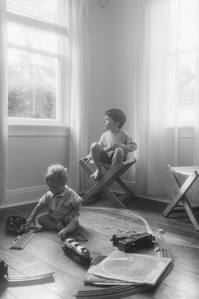 Cincinnati family photographer in home session