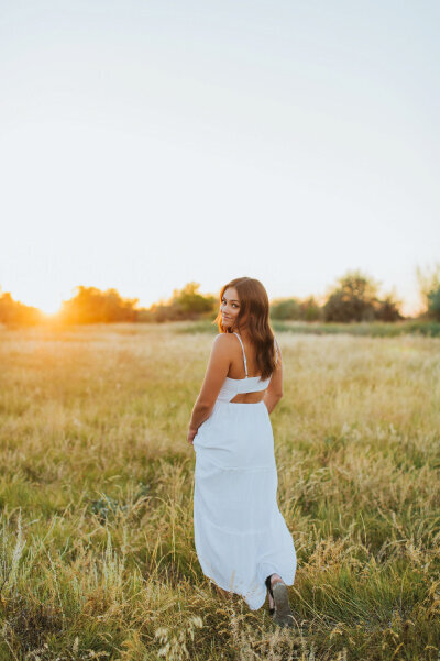 Confident senior girl posing for Tri Cities photographer