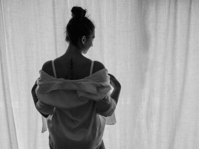 Natuurlijk portret van vrouw in lichte studio, straalt rust en zelfvertrouwen uit in Oost-Vlaanderen