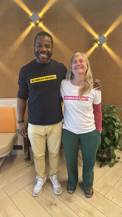 Julie Blanvillain entouré de ses élèves de la formation breathwork 