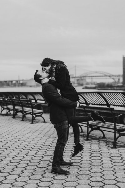 NYC  COUPLES PHOTOSHOOT KISSING ENGAGED COUPLE
