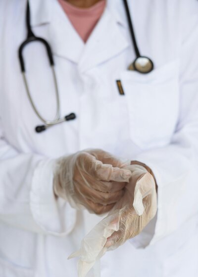 Doctor-with-gloves-cost-free-employee-healthcare-new-mexico