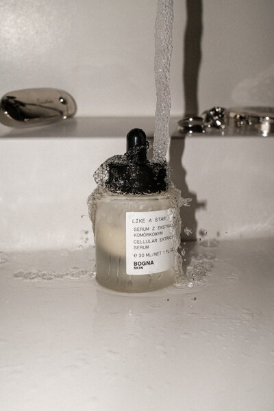 kaboompics_clean-aesthetics-serene-bathroom-ambiance-with-luxury-skincare-products-35246