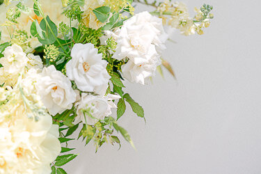 De jolies fleurs blanches et jaunes. Bouquet de mariage.