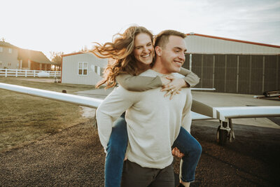 engagement-photos-with-plane