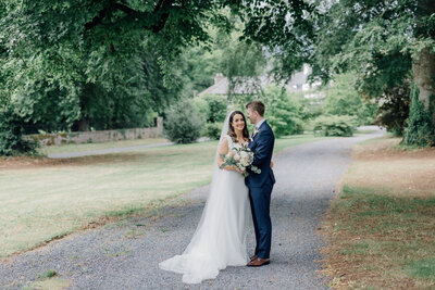 mount-juliet-bride-with-groom-under-large-tree