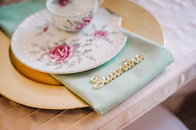 gold acrylic place card for wedding table